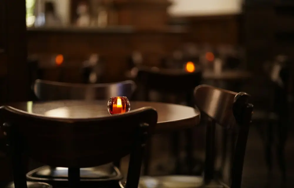 Gäste stoßen an einem Restauranttisch an